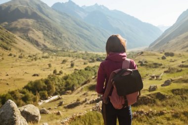 Sonbahar Dağları, dikiz manzarayı sırt çantası ile bir genç kadın gezgin