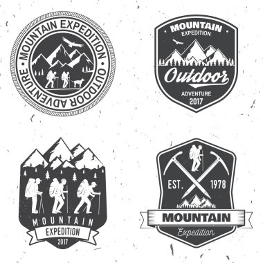 Dağcıların ve dağ siluet Vintage tipografi tasarımı.