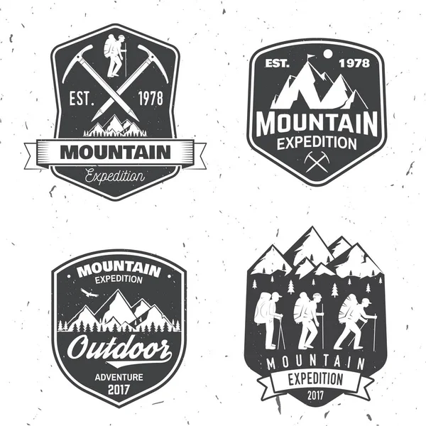 Diseño tipográfico vintage con montañeros y silueta de montaña . — Vector de stock