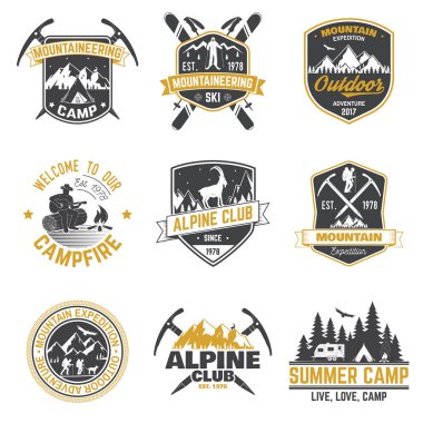 Dağcıların ve dağ siluet Vintage tipografi tasarımı.