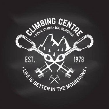 Vintage tipografi tasarımı ile karabinalar, condor ve dağ siluet.