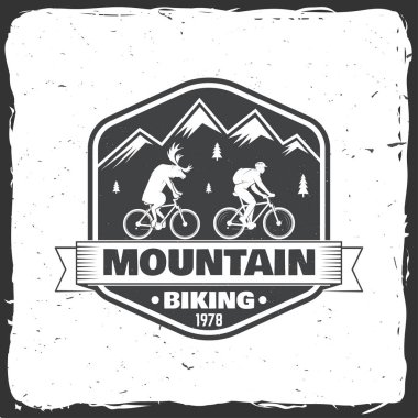 Vintage tipografi tasarım adam binicilik bisiklet ve dağ silueti ile.