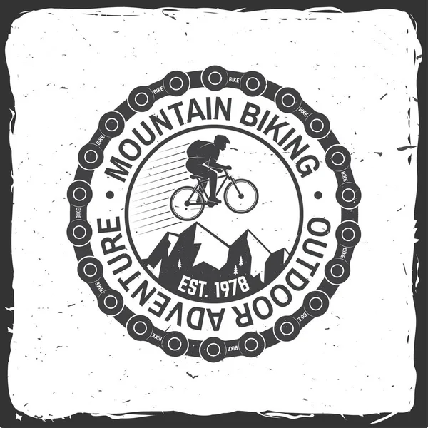 Tipografia vintage con auto e rimorchio, mountain bike e silhouette di montagna . — Vettoriale Stock