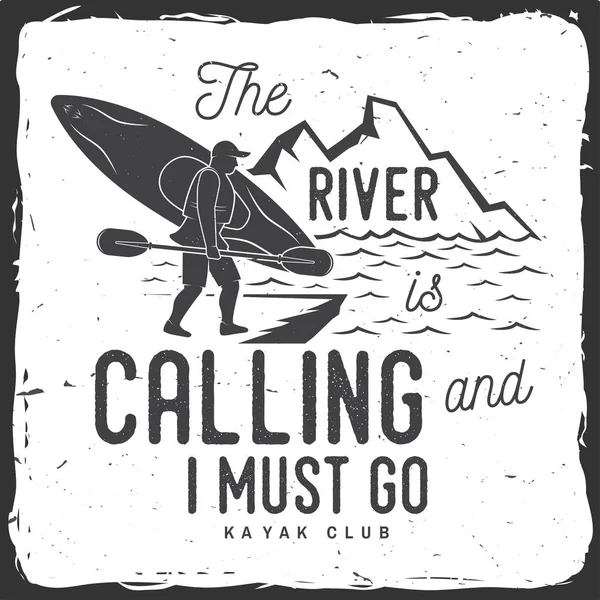 El río está llamando y debo irme. Insignia del club Kayak . — Vector de stock