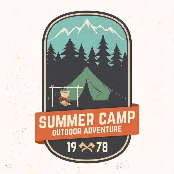 夏キャンプのパッチ。ベクトルの図。シャツやロゴ、印刷、スタンプやティーのコンセプト. — ストックベクタ