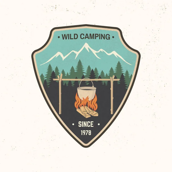 Parche Wild Camping. Ilustración vectorial — Archivo Imágenes Vectoriales