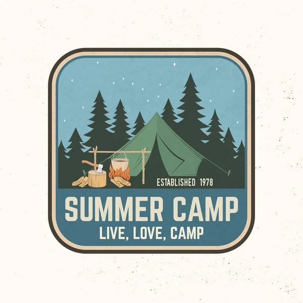 Yaz kampı. Vektör çizimi. Tişört, logo, baskı, damga ya da tee için kavram.