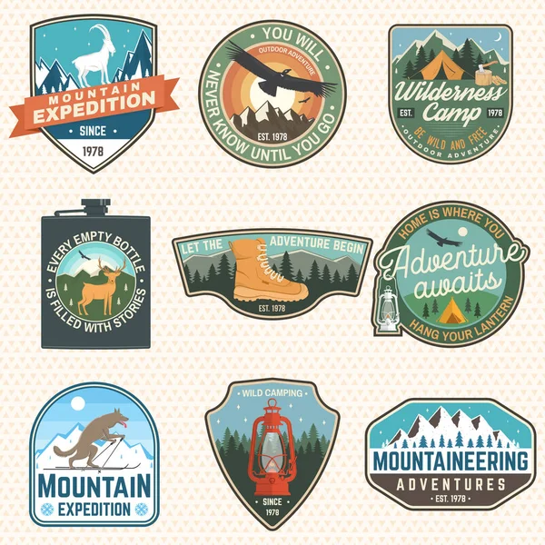 Expedición de montaña e insignias de aventura al aire libre. Vector. Concepto para insignia, parche, camisa, estampado, sello o camiseta. Diseño para emblemas de senderismo, emblemas de montañas, viajes de montaña al aire libre — Vector de stock