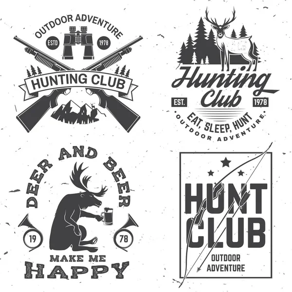 狩猟クラブのバッジセット。ベクトルシャツ、ラベル、プリント、スタンプのコンセプト。狩猟銃、双眼鏡、山や森のシルエットとヴィンテージタイポグラフィのデザイン。アウトドアアドベンチャーハントクラブエンブレム — ストックベクタ