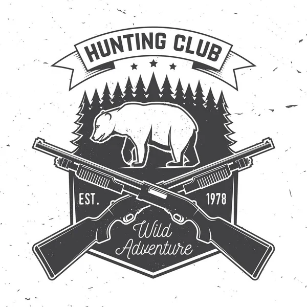 狩猟クラブだベクトルシャツ、ラベル、プリント、スタンプまたはティーのための概念。狩猟銃、クマや森のシルエットとヴィンテージタイポグラフィのデザイン。アウトドアアドベンチャーハントクラブエンブレム。野生の冒険. — ストックベクタ