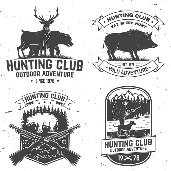 Ensemble d'insigne de club de chasse. Concept vectoriel pour chemise, imprimé, timbre. Design typographique vintage avec fusil de chasse, sanglier, chasseur, ours, cerf, montagne et forêt. Emblème de club de chasse aventure en plein air — Image vectorielle