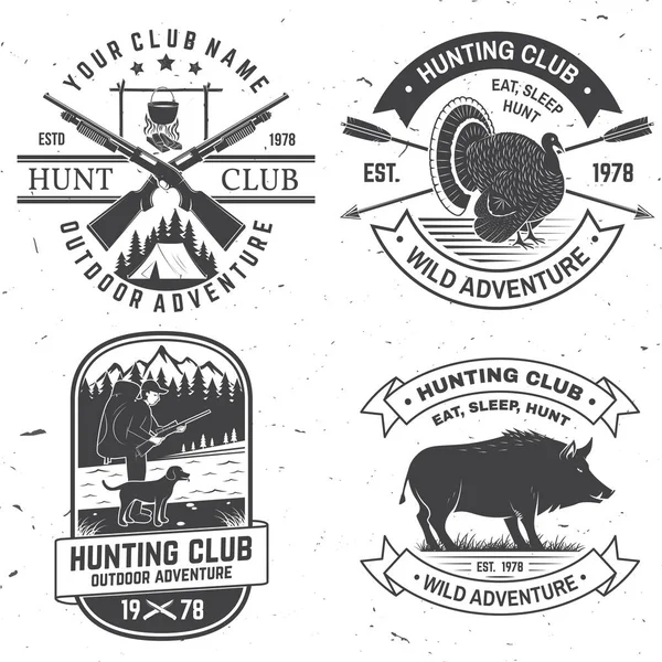 狩猟クラブのバッジセット。シャツ、プリント、スタンプ用ベクトルコンセプト。狩猟銃、イノシシ、ハンター、七面鳥、鹿、山や森とヴィンテージタイポグラフィのデザイン。アウトドアアドベンチャーハントクラブエンブレム — ストックベクタ