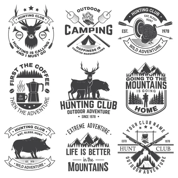狩猟クラブとアウトドアアドベンチャーの引用符のセット。ベクトルシャツ、ロゴ、プリント、スタンプのコンセプト。マシュマロ、七面鳥、クマ、鹿、テントや森のシルエットとヴィンテージデザイン — ストックベクタ