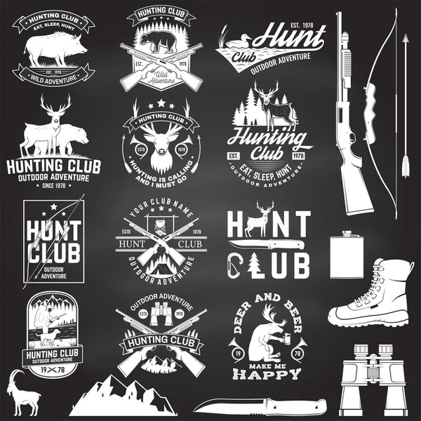 Set van Hunting club badge op het schoolbord. Vector. Concept voor shirt, label, print, stempel. Vintage typografie ontwerp met jachtgeweer, zwijn, jager, beer, hert, bergen en bos. — Stockvector