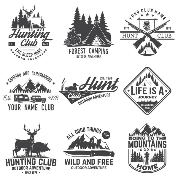 사냥 동아리와 하이킹 클럽 뱃지 세트. 벡터입니다. 셔츠, 로고, 프린트, 우표의 컨셉입니다. RV 트레일러, 야영 텐트, 멧돼지, 사슴, 숲의 실루엣으로 만든 빈티지 디자인 — 스톡 벡터