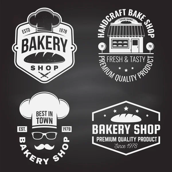 Ensemble de l'insigne de boulangerie sur le tableau. Vector. Concept pour badge, chemise, étiquette. Design avec boulangerie, pain, pâte, silhouette à rouleaux. Pour l'identité du restaurant, le menu emballage — Image vectorielle