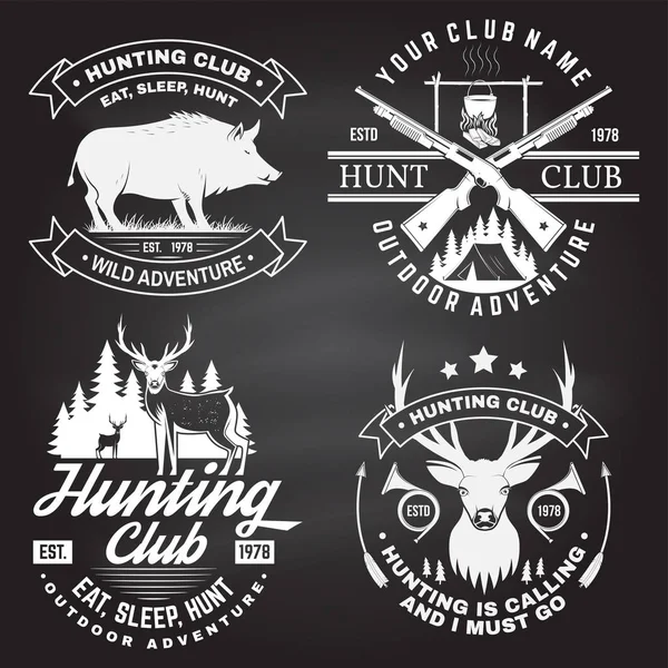 黒板にハンティングクラブのバッジのセット。ベクトルシャツ、ラベル、プリント、スタンプのコンセプト。狩猟銃、イノシシ、ハンター、鹿、山や森とヴィンテージタイポグラフィのデザイン. — ストックベクタ