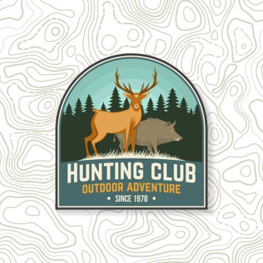 Av kulübü rozeti. Vektör. Gömlek ya da etiket, baskı, pul, rozet, tişört. Geyik, yaban domuzu ve orman silüetiyle klasik tipografi tasarımı. Açık hava macera av kulübü amblemi