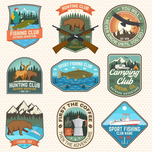 Conjunto de parches de caza y club de pesca. Vector. Concepto para camisa, logo, sello, parche. Diseño vintage con pescador, caña de pescado, trucha arco iris, gancho, ciervo, oso y silueta de bosque — Vector de stock