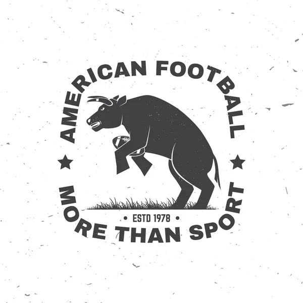 Emblema de futebol americano ou de rugby club. Vector. Conceito para camisa, logotipo, impressão, carimbo, patch. Design de tipografia vintage com jogador esportista touro com silhueta de bola de futebol americano —  Vetores de Stock