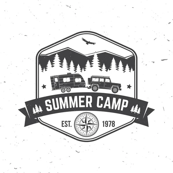 여름 캠프. 벡터입니다. 셔츠나 로고, 인쇄, 우표, 차등에 대한 개념. 캠핑 용 트레일러 , 숲 및 산 의 실루엣 으로 만든 포도 활자 디자인. — 스톡 벡터