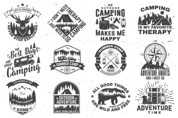 アウトドアアドベンチャーの引用記号のセット。ベクトル。シャツやロゴ、印刷、スタンプ、ティーのための概念。ハイキングブーツ、キャンプテント、ランタン、斧、山、クマ、鹿、森のシルエットとヴィンテージデザイン — ストックベクタ