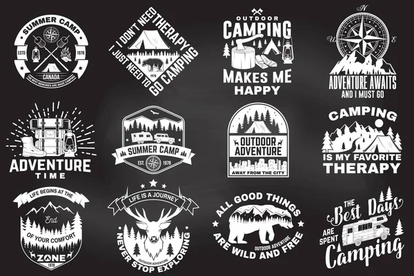 Ensemble de citations d'aventure en plein air symbole. Vecteur. Concept pour chemise ou logo, imprimé, timbre, tee-shirt. Design vintage avec bottes de randonnée, tente de camping, lanterne, hache, montagnes, ours, cerf, silhouette forestière — Image vectorielle