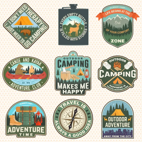 Parche de aventura al aire libre con citas. Vector. Concepto para camisa, logo, estampado, estampado o camiseta. Diseño tipográfico vintage con mochila, alce, oso, tienda, bosque y silueta de paisaje de montaña — Vector de stock