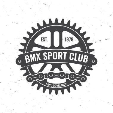 Bmx Ekstrem Spor Kulübü rozeti. Vektör. Gömlek, logo, baskı, pul, dişli çubuk, zincir. Bmx sproketi ve silüeti olan klasik tipografi tasarımı.