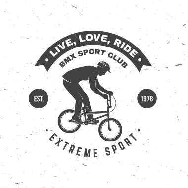 Bmx Ekstrem Spor Kulübü rozeti. Vektör. Gömlek, logo, baskı, pul, bisiklete binen adamla golf oynamak. Bmx bisikletçi silueti ile klasik tipografi tasarımı.