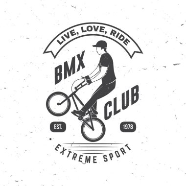 Bmx Ekstrem Spor Kulübü rozeti. Vektör. Gömlek, logo, baskı, pul, bisiklete binen adamla golf oynamak. Bmx bisikletçi silueti ile klasik tipografi tasarımı.