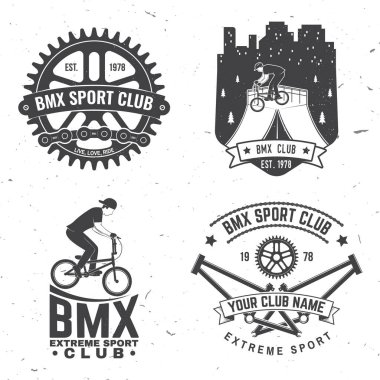 BMX ekstrem spor kulübü rozeti seti. Vektör. Gömlek, baskı, pul, erkek bisikleti sürme tee konsepti. Bmx bisikletçisi ve gece silueti olan klasik tipografi tasarımı.