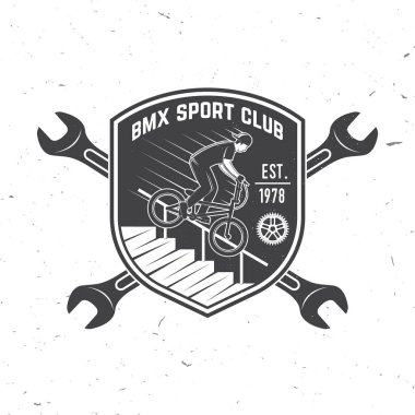 Bmx Ekstrem Spor Kulübü rozeti. Vektör. Gömlek, logo, baskı, pul, bisiklete binen adamla golf oynamak. Bmx bisikletçisi ve İngiliz anahtarı silueti ile klasik tipografi tasarımı.