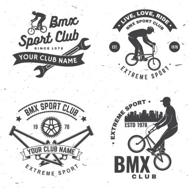 BMX ekstrem spor kulübü rozeti seti. Vektör. Gömlek, logo, baskı, pul, bisiklete binen adamla golf oynamak. Bmx bisikletçisi, bmx dişlisi ve silueti olan klasik tipografi tasarımı
