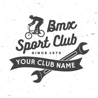 Bmx Ekstrem Spor Kulübü rozeti. Vektör. Gömlek, logo, baskı, pul, bisiklete binen adamla golf oynamak. Bmx bisikletçisi ve İngiliz anahtarı silueti ile klasik tipografi tasarımı.