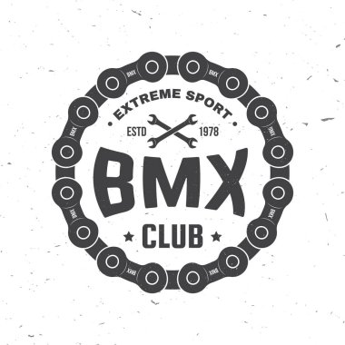 Bmx Ekstrem Spor Kulübü rozeti. Vektör. Gömlek, logo, baskı, pul, dişli çubuk, zincir. Bmx sproketi ve silüeti olan klasik tipografi tasarımı.