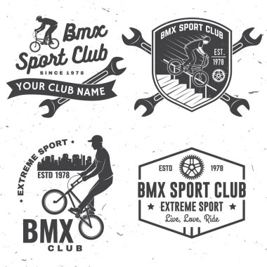 BMX ekstrem spor kulübü rozeti seti. Vektör. Gömlek, logo, baskı, pul, bisiklete binen adamla golf oynamak. Bmx bisikletçisi, bmx dişlisi ve silueti olan klasik tipografi tasarımı