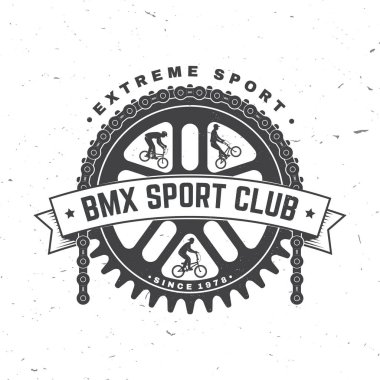 Bmx Ekstrem Spor Kulübü rozeti. Vektör. Gömlek, logo, baskı, pul, dişli çubuk, zincir. Bmx bisikletçisi, bmx dişlisi ve silueti olan klasik tipografi tasarımı.