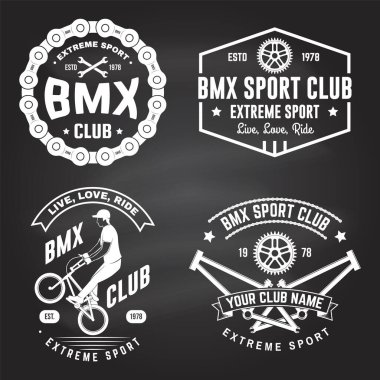 Tahtada BMX ekstrem spor kulübü rozeti. Vektör. Gömlek için konsept, spor bisikletli bir adamın logosu. Bmx bisikletçisi, bmx sproketi ve silüeti olan klasik tasarım.