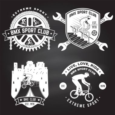 Tahtada BMX ekstrem spor kulübü rozeti. Vektör. Gömlek için konsept, spor bisikletli bir adamın logosu. Bmx bisikletçisi, bmx sproketi ve silüeti olan klasik tasarım.