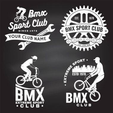Tahtada BMX ekstrem spor kulübü rozeti. Vektör. Gömlek için konsept, spor bisikletli bir adamın logosu. Bmx bisikletçisi, bmx sproketi ve silüeti olan klasik tasarım.