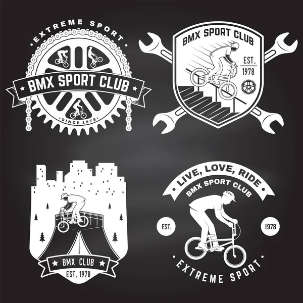 Set van bmx extreme sport club badge op schoolbord. Vector. Concept voor shirt, logo met mannenritje op een sportfiets. Vintage design met bmx fietser, bmx tandwiel en ketting silhouet. — Stockvector
