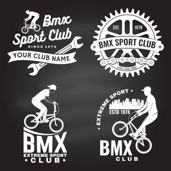 Set van bmx extreme sport club badge op schoolbord. Vector. Concept voor shirt, logo met mannenritje op een sportfiets. Vintage design met bmx fietser, bmx tandwiel en ketting silhouet. — Stockvector