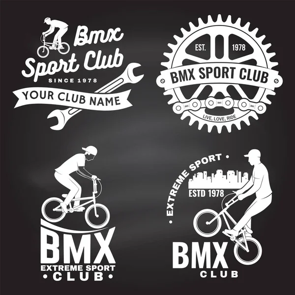 Sada bmx extrémní sportovní odznak klubu na tabuli. Vektor. Koncept trička, logo s pánskou jízdou na sportovním kole. Ročník s bmx cyklistou, bmx ozubeným kolem a řetězovou siluetou. — Stockový vektor