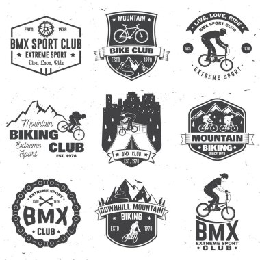 BMX seti, MTB ekstrem spor kulübü rozeti. Vektör. Gömlek, logo, baskı, pul, bisiklete binen adamla golf oynamak. Bisikletçi, dişli ve siluetli klasik tipografi tasarımı.