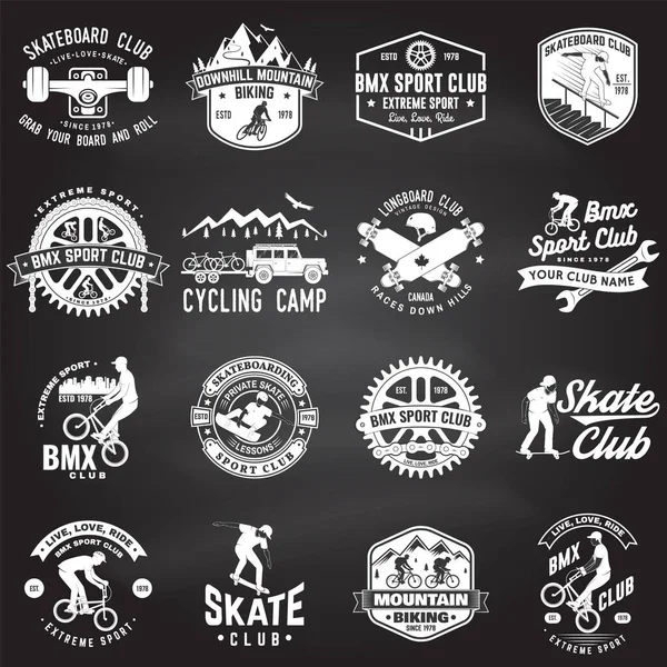 一套bmx，滑板，mtb极端运动俱乐部徽章在黑板上。病媒。衬衫、标志、印刷品、邮票、男子骑自行车的T恤、滑板和bmx的概念。极限运动俱乐部徽章 — 图库矢量图片