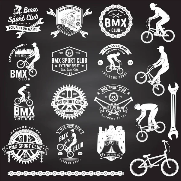 一套bmx极端运动俱乐部徽章。病媒。标志、印刷品、邮票、与男子一起骑自行车的T恤的概念。采用bmx自行车手、 bmx链轮和链轮轮廓的老式排版设计. — 图库矢量图片