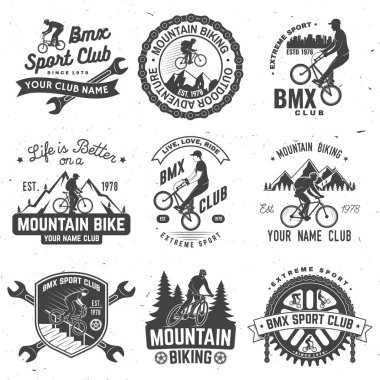BMX seti, MTB ekstrem spor kulübü rozeti. Vektör. Gömlek, logo, baskı, pul, bisiklete binen adamla golf oynamak. Bisikletçi, dişli ve siluetli klasik tipografi tasarımı.