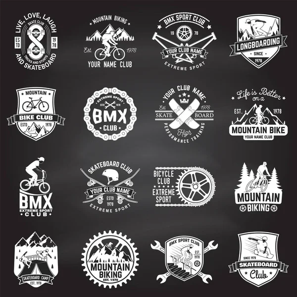 Ensemble de bmx, skateboard, badge mtb club de sport extrême sur tableau noir. Vecteur. Concept pour chemise, logo, impression, timbre, tee-shirt avec manège sur un vélo de sport, planche à roulettes et bmx. Badge club de sport extrême — Image vectorielle