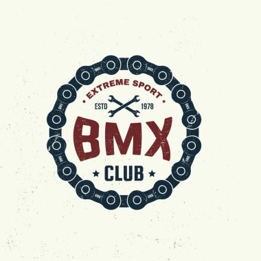 Bmx Ekstrem Spor Kulübü rozeti. Vektör. Gömlek, logo, baskı, pul, dişli çubuk, zincir. Bmx sproketi ve silüeti olan klasik tipografi tasarımı.